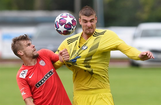 Martin Kouil (vpravo) z Varnsdorfu faulovaný Janem Hladíkem z Brna.