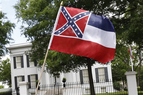 O vlajku amerického státu Mississippi odkazující na asy Konfederace se vedl...