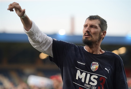 Marián iovský je dojatý, zdraví plzeské fanouky pi oslavách eského titulu...