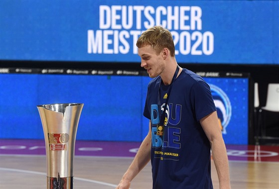 Niels Giffey z Alby Berlín si jde pro pohár pro vítze basketbalové bundesligy.