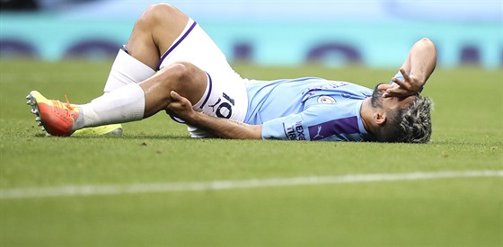 Útoník Manchesteru City Sergio Agüero si v duelu s Burnley poranil koleno.