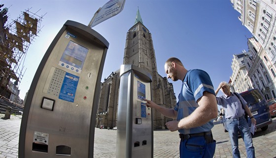 �idi�i v Plzni u� nemusejí kv�li placení parkovného chodit k automat�m. Sta�í mít mobil. 