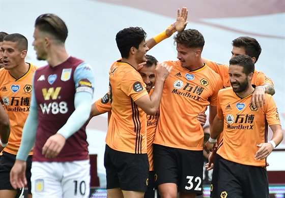 Fotbalisté Wolverhampton se radují z gólu do sít aston Villy, který vstelil...