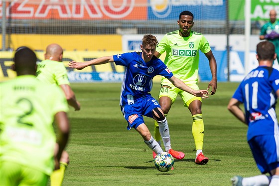 Olomoucký mladík Krytof Dank pebírá balon ped Eduardo Santosem z Karviné.