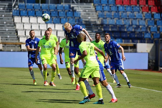 Olomoucký obránce Václav Jemelka vyskoil v duelu s Karvinou nejvý a...