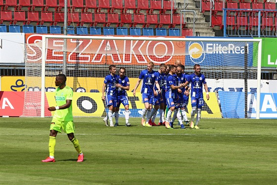 Olomoutí fotbalisté se radují z gólu v zápase s Karvinou.