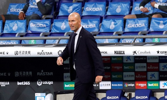 Zinedine Zidane, trenér fotbalist Realu Madrid, pozoruje hru svého týmu v...