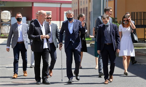 Premiér Andrej Babiš si při návštěvě Karlových Varů pomáhal při chůzi holí (26....