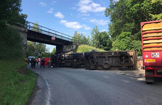 Kamion narazil v úterý 23. ervna do viaduktu u Chýnova. idi i spolujezdec na...