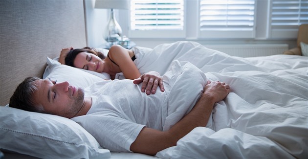 Vědci zjišťovali, jaká je nejlepší poloha pro spánek. Ta ovlivňuje i chrápání