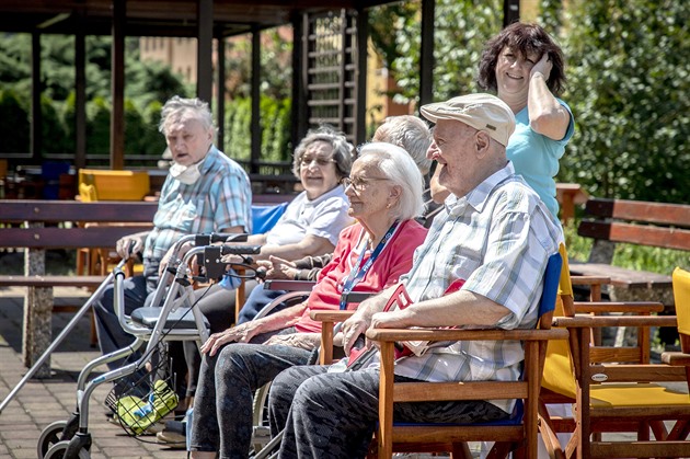 Domov senior Kamenec leí nedaleko eky Ostravice. Oddluje ho od ní peliv...