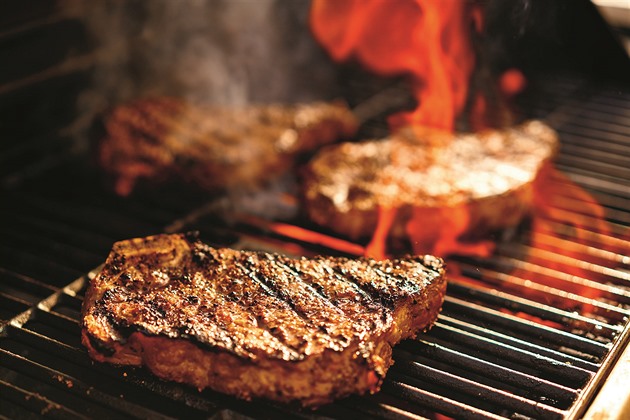 Pojídání steaku je machismus ohrožující klima, tvrdí francouzská poslankyně