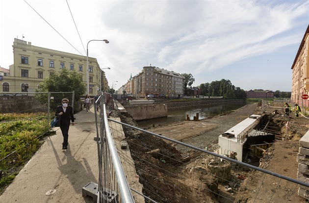 Déšť zatopil lomy, stroje musely z řeky. Počasí zasáhlo do stavby mostu