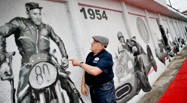 Peter Balá obdivuje graffiti Frantika astného.