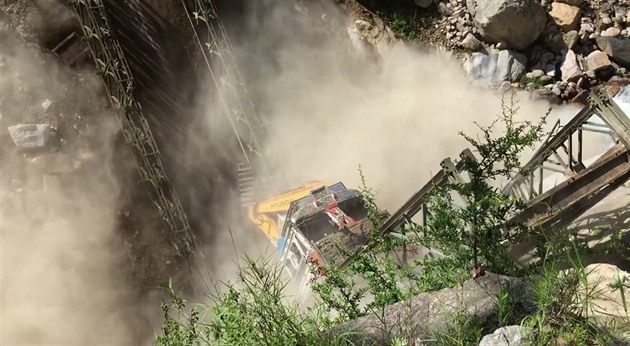 VIDEO: V Indii se zřítil most s náklaďákem. Řidič neposlechl varování