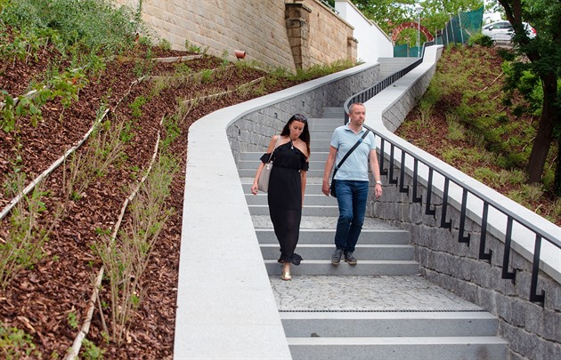 VIDEO: Park u Ježíška v Plzni má nové žulové schodiště a osvětlení