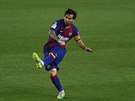 Lionel Messi z Barcelony zkouí pekonat obranu Bilbaa.