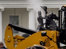 Demonstranti se ped Bílým domem pokusili svrhnout sochu prezidenta Andrewa...