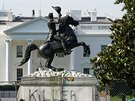 Demonstranti se ped Bílým domem pokusili svrhnout sochu prezidenta Andrewa...