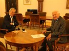 Prezident Milo Zeman (vlevo) se na Praském hrad seel se svým pedchdcem ve...