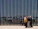 Americký prezident Donald Trump si prohlédl novou ást zdi na hranicích Arizony...