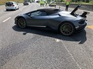 Nabourané Lamborghini Hurácan si majitel práv odváel ze showroomu.