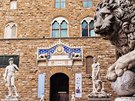 Prelí Palazzo Vecchio ve Florencii s kopií Michelangelova Davida (vlevo)