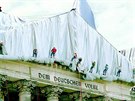 Christo zahalil napíklad budovu íského snmu v Berlín.