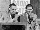 Sportovní komentátoi tefan Malonka (vpravo) a Josef Laufer v roce 1948.