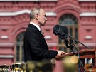 Ruský prezident Vladimir Putin hovoí na odloené vojenské pehlídce na Rudém...