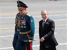Ruský ministr obrany Sergej ojgu a prezident Vladimir Putin pi odloené...