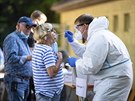 Zdravotník nmeckého Bundeswehru odebírá biologické vzorky na covid-19 en z...