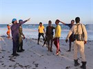 Somáltí policisté rozhánjí lidi na plái u Mogadia. Somálská vláda zakázala...