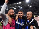 Fotbalový branká Tommaso Berni (vlevo) slaví vítzství Interu Milán.
