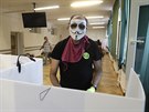 Mu s maskou se chystá hodit svj hlas do urny bhem polských prezidentských...