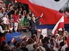 Souasný prezident Polska Andrzej Duda slaví úspch v prvním kole...