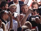 Souasný prezident Polska Andrzej Duda s manelskou se po oznámení výsledk...