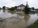 Rozvodnný edický potok v Dolních edicích na Pardubicku zatopil suterény níe...