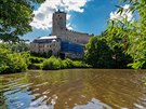 Gotický hrad Kost v eském ráji je obehnán soustavou rybník, které ho mly v...