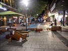 Stovky lidí se v noci úastnily nepokoj v centru Stuttgartu. Házely kameny a...