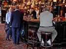 Hosté baru v londýnské tvrti Kensington. (30. kvtna 2017)
