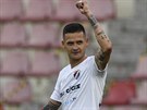 Ostravský útoník  Roman Potoný se raduje z gólu v zápase nadstavby na Spart