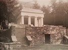 Jihoslovansk mauzoleum v olomouckch Bezruovch sadech z roku 1926 od...