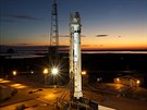 Únor 2010, vztyená raketa Falcon 9 s maketou lodi Dragon