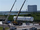 Vykládání prvního stupn Falconu 9 na Florid koncem roku 2008