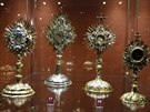 Vystaveny jsou mimo jin� tak� cenn� monstrance, kalichy �i relikvi��e zpravidla...