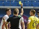 Patrik Schick z Lipska dostává v utkání s Dortmundem lutou kartu.