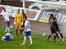 Fotbalisté Slavie oslavují gól, který proti Baníku Ostrava zaídil David Zima.