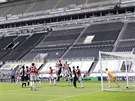 Momentka z utkání Newcastle United - Sheffield United ped prázdnými tribunami...