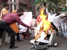 Indové v Kalkat pálí ínské zboí. Poadují jeho bojkot